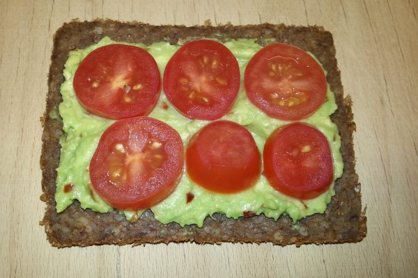 Pumpernickel slice with tomatoes